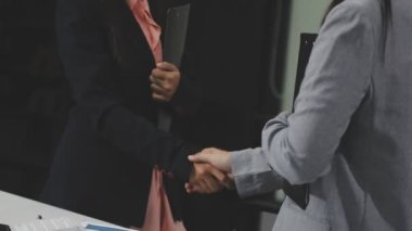 İş kadını toplantı odasında el sıkışıyor, iş adamları kavramı.