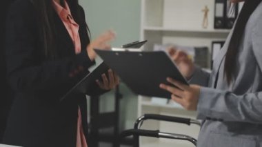 İş Adamları Tokalaşıyor