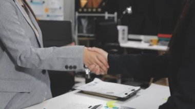 İş Adamları Tokalaşıyor