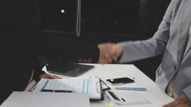 İş Adamları Tokalaşıyor