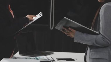 İş planlarını tartışan iş adamlarını kapatın.