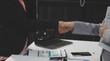 İş adamları el sıkışıyor, şirket ve modern toplantı kavramı