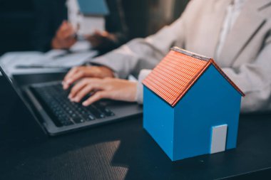 İş adamlarını ya da emlakçıları kapatın ve satış evi anlaşmasını müşterilere açıklayın. Mülkiyet, Sigorta, Komisyoncu kavramı.