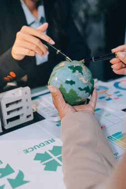 Karbon dengeli fiyat raporu CO2 emisyonu. ESG etik KOBİ ofisindeki gelecekteki büyüme ağı sıfır atığı küresel ısınma sosyal meseleleri projesini koruyor. Bir grup Asyalı SDG 'nin planı