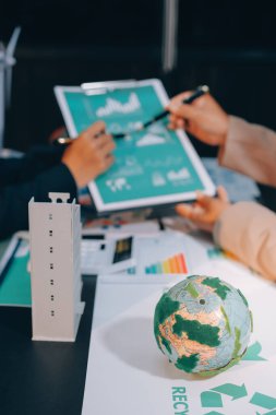 Karbon dengeli fiyat raporu CO2 emisyonu. ESG etik KOBİ ofisindeki gelecekteki büyüme ağı sıfır atığı küresel ısınma sosyal meseleleri projesini koruyor. Bir grup Asyalı SDG 'nin planı
