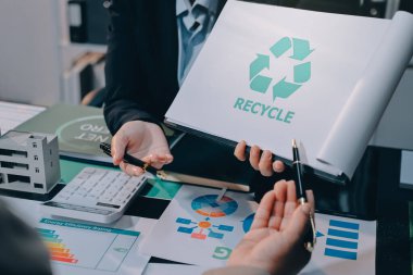 Karbon dengeli fiyat raporu CO2 emisyonu. ESG etik KOBİ ofisindeki gelecekteki büyüme ağı sıfır atığı küresel ısınma sosyal meseleleri projesini koruyor. Bir grup Asyalı SDG 'nin planı