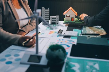 Karbon dengeli fiyat raporu CO2 emisyonu. ESG etik KOBİ ofisindeki gelecekteki büyüme ağı sıfır atığı küresel ısınma sosyal meseleleri projesini koruyor. Bir grup Asyalı SDG 'nin planı