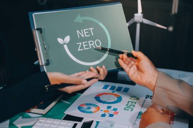 Karbon dengeli fiyat raporu CO2 emisyonu. ESG etik KOBİ ofisindeki gelecekteki büyüme ağı sıfır atığı küresel ısınma sosyal meseleleri projesini koruyor. Bir grup Asyalı SDG 'nin planı