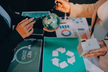 Karbon dengeli fiyat raporu CO2 emisyonu. ESG etik KOBİ ofisindeki gelecekteki büyüme ağı sıfır atığı küresel ısınma sosyal meseleleri projesini koruyor. Bir grup Asyalı SDG 'nin planı