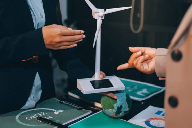 Karbon dengeli fiyat raporu CO2 emisyonu. ESG etik KOBİ ofisindeki gelecekteki büyüme ağı sıfır atığı küresel ısınma sosyal meseleleri projesini koruyor. Bir grup Asyalı SDG 'nin planı