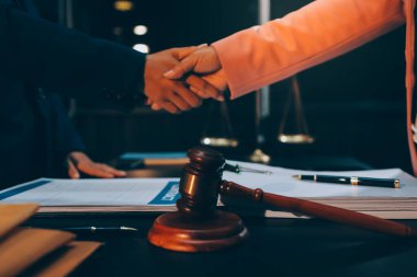 Yargıç Gavin ve Adalet Avukatları hukuk firmasının arka planında takım toplantısı yapıyorlar. Hukuk ve Hukuk Hizmetleri kavramları.