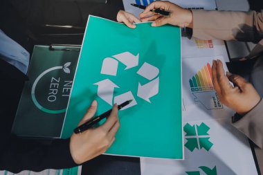 Karbon dengeli fiyat raporu CO2 emisyonu. ESG etik KOBİ ofisindeki gelecekteki büyüme ağı sıfır atığı küresel ısınma sosyal meseleleri projesini koruyor. Bir grup Asyalı SDG 'nin planı