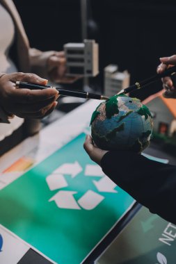 Karbon dengeli fiyat raporu CO2 emisyonu. ESG etik KOBİ ofisindeki gelecekteki büyüme ağı sıfır atığı küresel ısınma sosyal meseleleri projesini koruyor. Bir grup Asyalı SDG 'nin planı