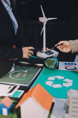Karbon dengeli fiyat raporu CO2 emisyonu. ESG etik KOBİ ofisindeki gelecekteki büyüme ağı sıfır atığı küresel ısınma sosyal meseleleri projesini koruyor. Bir grup Asyalı SDG 'nin planı