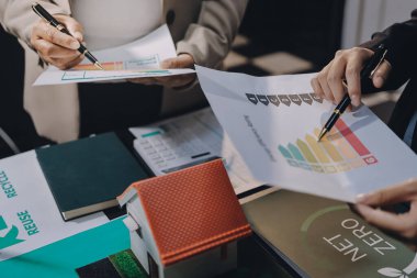 Karbon dengeli fiyat raporu CO2 emisyonu. ESG etik KOBİ ofisindeki gelecekteki büyüme ağı sıfır atığı küresel ısınma sosyal meseleleri projesini koruyor. Bir grup Asyalı SDG 'nin planı