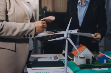 Karbon dengeli fiyat raporu CO2 emisyonu. ESG etik KOBİ ofisindeki gelecekteki büyüme ağı sıfır atığı küresel ısınma sosyal meseleleri projesini koruyor. Bir grup Asyalı SDG 'nin planı