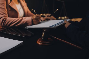 Yargıç Gavin ve Adalet Avukatları hukuk firmasının arka planında takım toplantısı yapıyorlar. Hukuk ve Hukuk Hizmetleri kavramları.