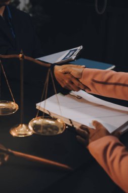 Yargıç Gavin ve Adalet Avukatları hukuk firmasının arka planında takım toplantısı yapıyorlar. Hukuk ve Hukuk Hizmetleri kavramları.