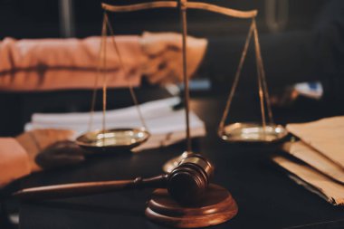 Yargıç Gavin ve Adalet Avukatları hukuk firmasının arka planında takım toplantısı yapıyorlar. Hukuk ve Hukuk Hizmetleri kavramları.