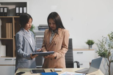 İşçiler bunları şirket konferansında tartışıyor.