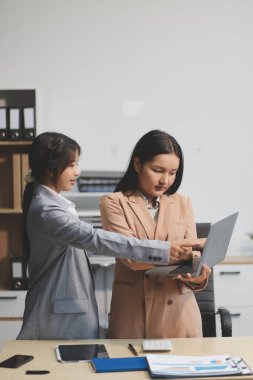 İşçiler bunları şirket konferansında tartışıyor.