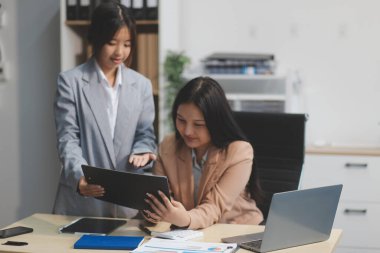 İşçiler bunları şirket konferansında tartışıyor.
