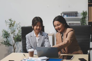 İşçiler bunları şirket konferansında tartışıyor.