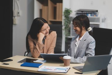 İşçiler bunları şirket konferansında tartışıyor.