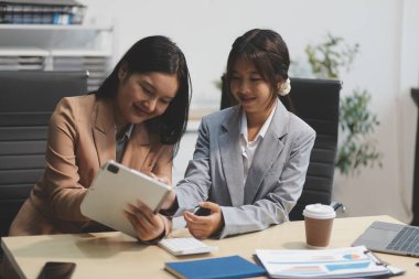 İşçiler bunları şirket konferansında tartışıyor.