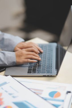 İş Belgeleri, Denetçi iş kadını arama belgesini kontrol ediyor yasal evrak hazırlıyor veya analiz için rapor hazırlıyor Vergi zamanı, muhasebeci Belgeleri iş yerindeki veri ortaklığı anlaşması anlaşması anlaşması anlaşması