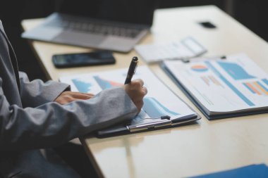 İş Belgeleri, Denetçi iş kadını arama belgesini kontrol ediyor yasal evrak hazırlıyor veya analiz için rapor hazırlıyor Vergi zamanı, muhasebeci Belgeleri iş yerindeki veri ortaklığı anlaşması anlaşması anlaşması anlaşması