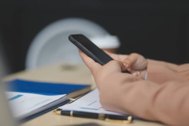 İş belgeleri işadamı yasal belge gözden geçirme belgeleri veya analiz raporları, vergi belgeleri, muhasebe belgeleri, veri sözleşmeleri, ofis ortağı anlaşmaları hazırlayın.