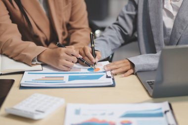 İşçiler bunları şirket konferansında tartışıyor.