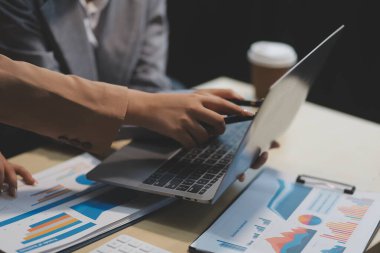 İşçiler bunları şirket konferansında tartışıyor.