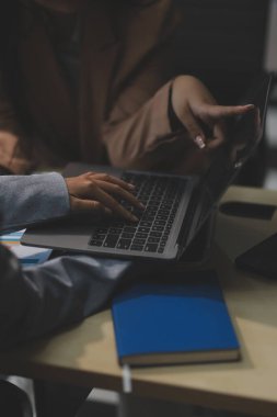 İşçiler bunları şirket konferansında tartışıyor.