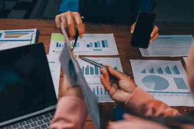 Yatırım stratejilerini analiz etmek için iş toplantıları ve daha karlı bir iş için beyin fırtınası satış planları.