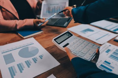 Yatırım stratejilerini analiz etmek için iş toplantıları ve daha karlı bir iş için beyin fırtınası satış planları.