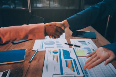 İş birleşme ve satın alma, başarılı müzakere, tokalaşma, ortaklık ve iş anlaşması konseptine ortak olmak için iki iş adamı el sıkışması.