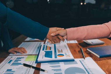 İş birleşme ve satın alma, başarılı müzakere, tokalaşma, ortaklık ve iş anlaşması konseptine ortak olmak için iki iş adamı el sıkışması.