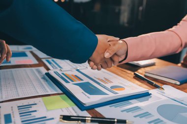 İş birleşme ve satın alma, başarılı müzakere, tokalaşma, ortaklık ve iş anlaşması konseptine ortak olmak için iki iş adamı el sıkışması.