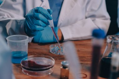 Laboratuvarda kan testi. Dispanser ile çalışan laboratuvar asistanı. Kanlı vakum tüpleri..