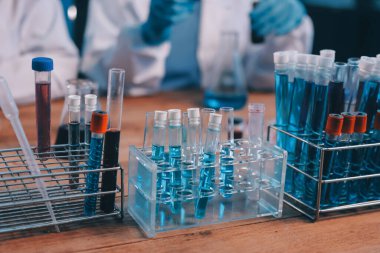 Laboratuvarda kan testi. Dispanser ile çalışan laboratuvar asistanı. Kanlı vakum tüpleri..