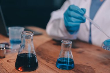 Laboratuvarda kan testi. Dispanser ile çalışan laboratuvar asistanı. Kanlı vakum tüpleri..