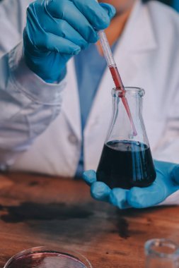 Laboratuvarda kan testi. Dispanser ile çalışan laboratuvar asistanı. Kanlı vakum tüpleri..