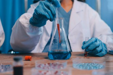 Laboratuvarda kan testi. Dispanser ile çalışan laboratuvar asistanı. Kanlı vakum tüpleri..