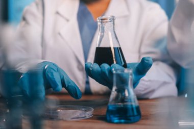 Laboratuvarda kan testi. Dispanser ile çalışan laboratuvar asistanı. Kanlı vakum tüpleri..