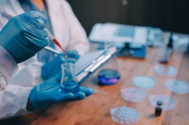 Laboratuvarda kan testi. Dispanser ile çalışan laboratuvar asistanı. Kanlı vakum tüpleri..