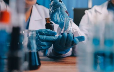 Laboratuvarda kan testi. Dispanser ile çalışan laboratuvar asistanı. Kanlı vakum tüpleri..