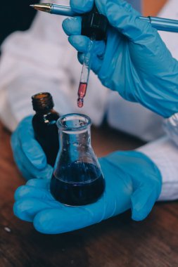 Laboratuvarda kan testi. Dispanser ile çalışan laboratuvar asistanı. Kanlı vakum tüpleri..