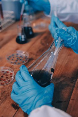 Laboratuvarda kan testi. Dispanser ile çalışan laboratuvar asistanı. Kanlı vakum tüpleri..